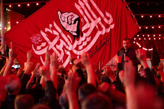 این پرچمها برای یک داغ تازهاند؛ «یا لثارات الحسین» در مسیر نجف تا کربلا 3 این پرچمها برای یک داغ تازهاند؛ «یا لثارات الحسین» در مسیر نجف تا کربلا