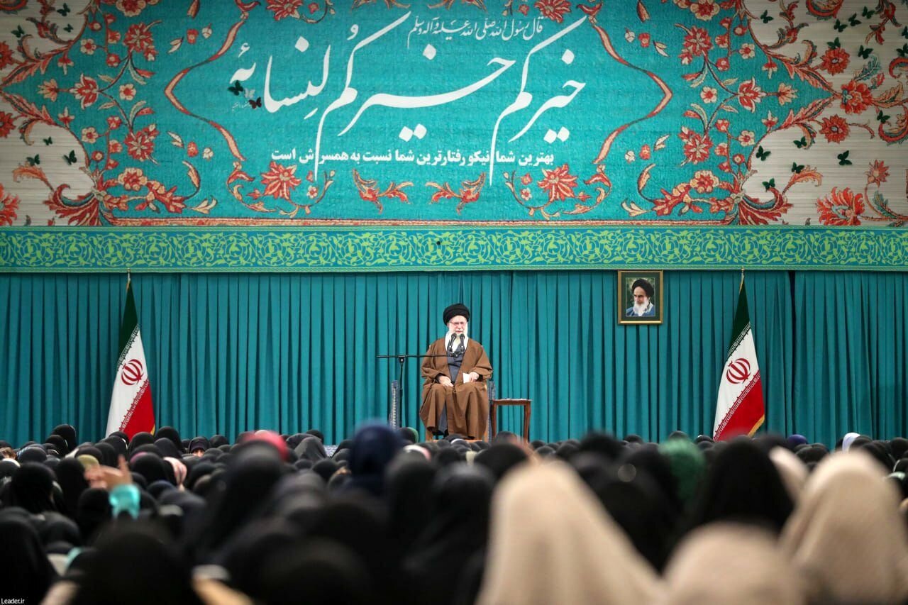 مادران و زنان؛ ستونهای استوار انقلاب در کلام رهبر شهید 3 مادران و زنان؛ ستونهای استوار انقلاب در کلام رهبر شهید