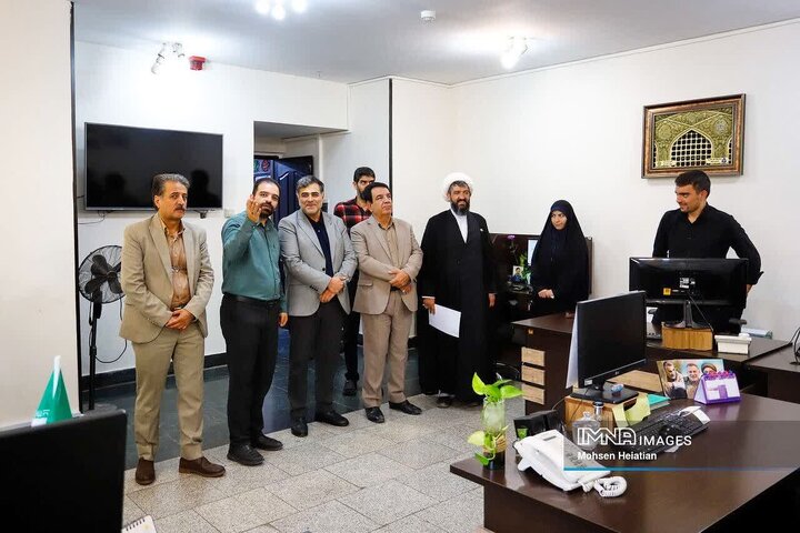 بازدید مدیرکل روابط‌عمومی استانداری اصفهان از خبرگزاری‌ مجله آرونو