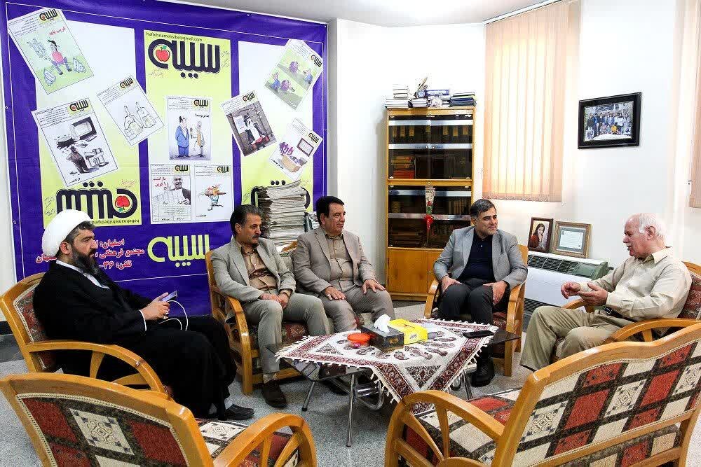بازدید مدیرکل روابطعمومی استانداری اصفهان از خبرگزاری مجله آرونو 1 بازدید مدیرکل روابطعمومی استانداری اصفهان از خبرگزاری مجله آرونو