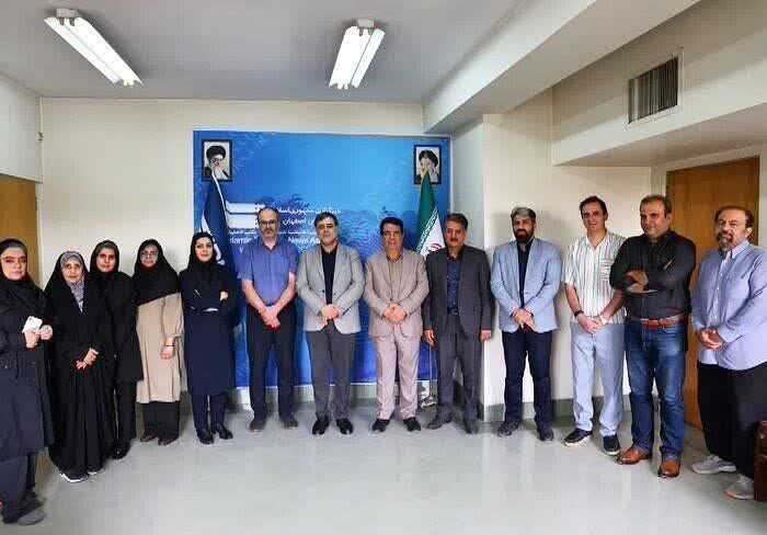 بازدید مدیرکل روابطعمومی استانداری اصفهان از خبرگزاری مجله آرونو 2 بازدید مدیرکل روابطعمومی استانداری اصفهان از خبرگزاری مجله آرونو